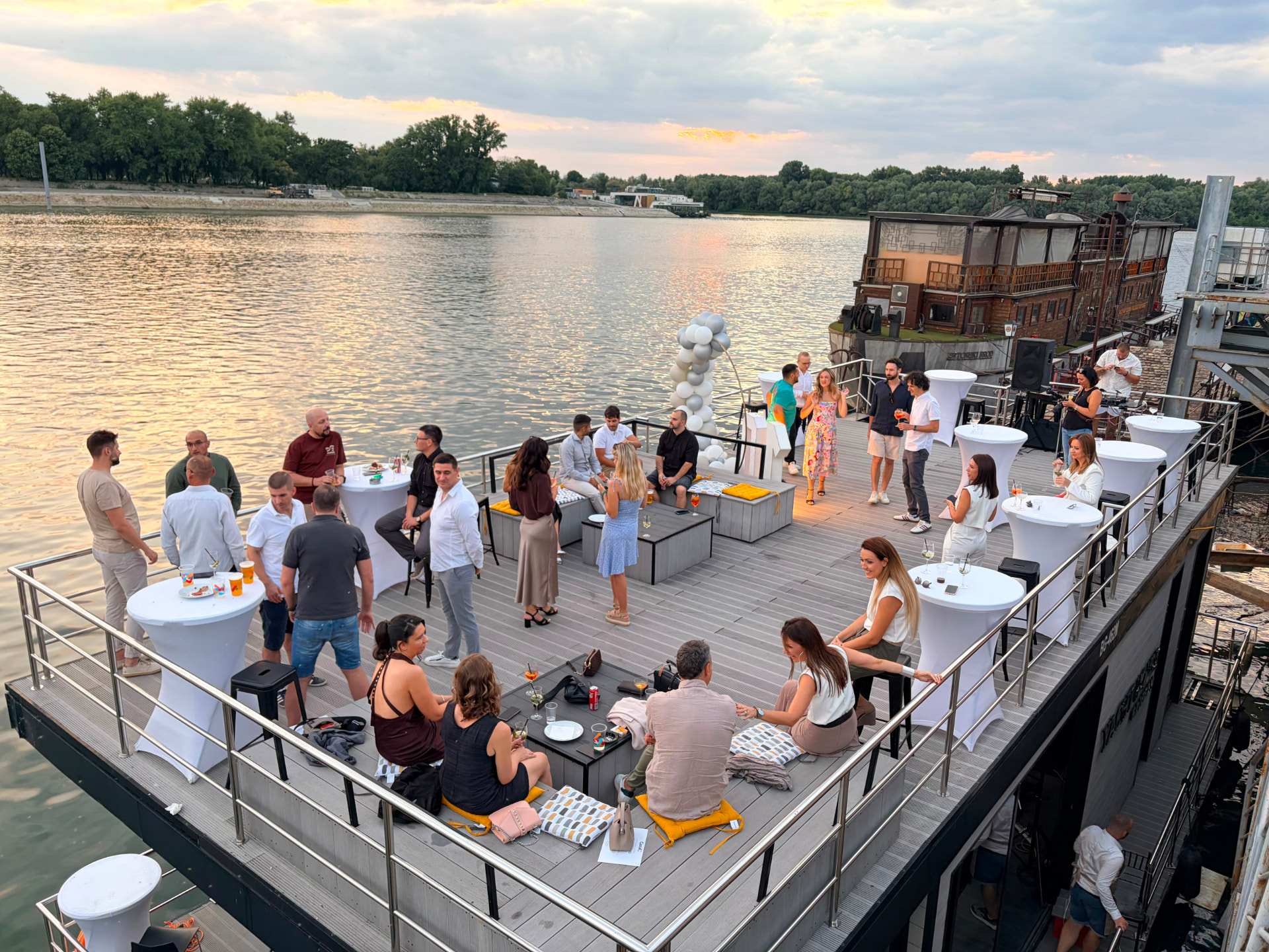 Proslava na terasi Yacht House-a pri zalasku sunca